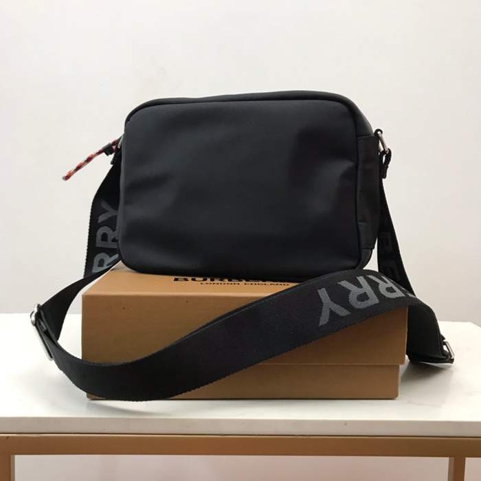 BURBERRY 6691 パイロットナイロン斜め掛け サイズ:22x16.5x11cm