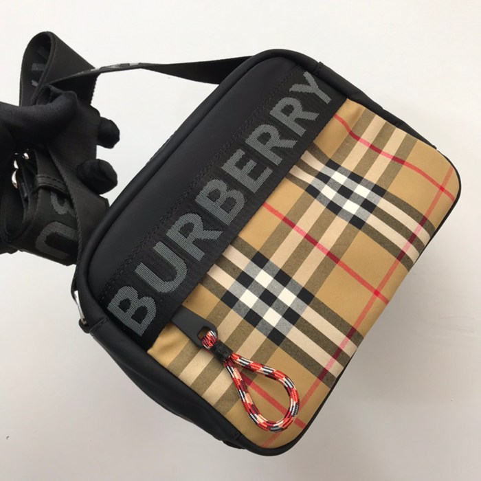 BURBERRY 6691 パイロットナイロン斜め掛け サイズ:22x16.5x11cm