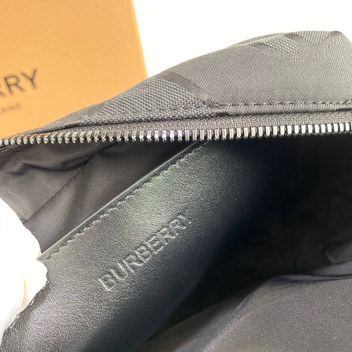 BURBERRY 3482 ナイロンカメラバッグ サイズ:23x15cm