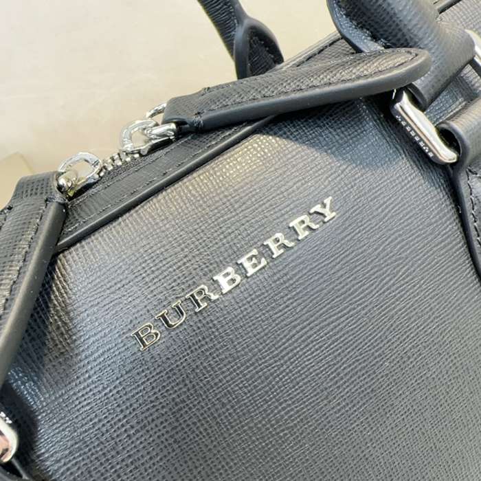 BURBERRY 410165 ザバローバッグ サイズ:37x27x5.5cm
