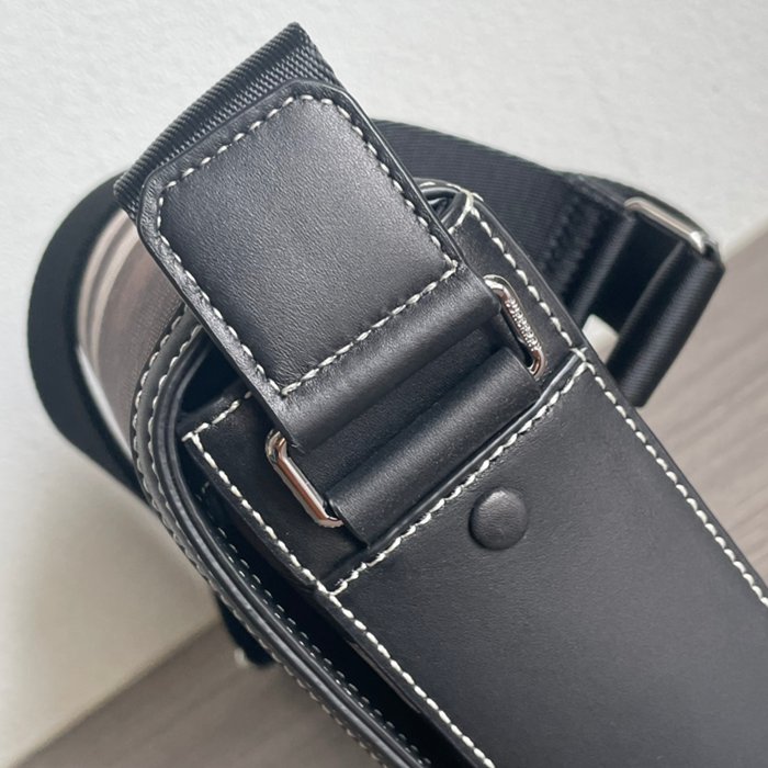 BURBERRY チェックメッセンジャー サイズ:25.5x21.5x6.5cm