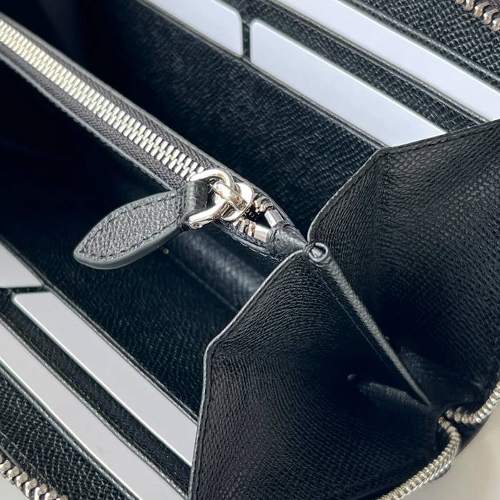 BURBERRY 粒面レザージップ長財布 サイズ:19x10cm