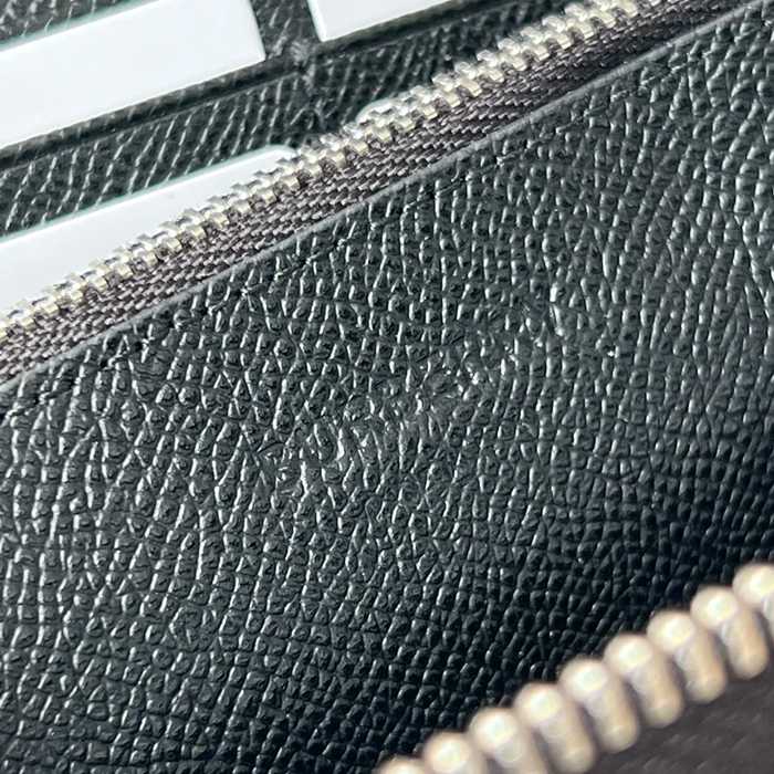BURBERRY 粒面レザージップ長財布 サイズ:19x10cm