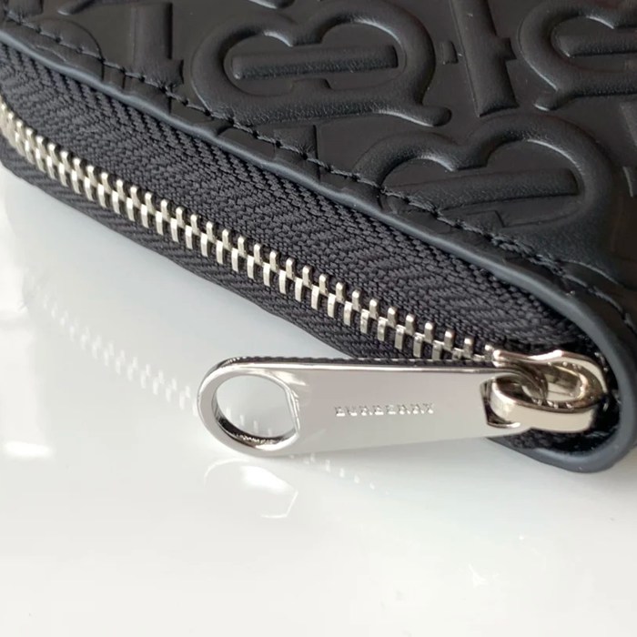 BURBERRY TBプレスレザージップポーチ サイズ:19x10x2.5cm