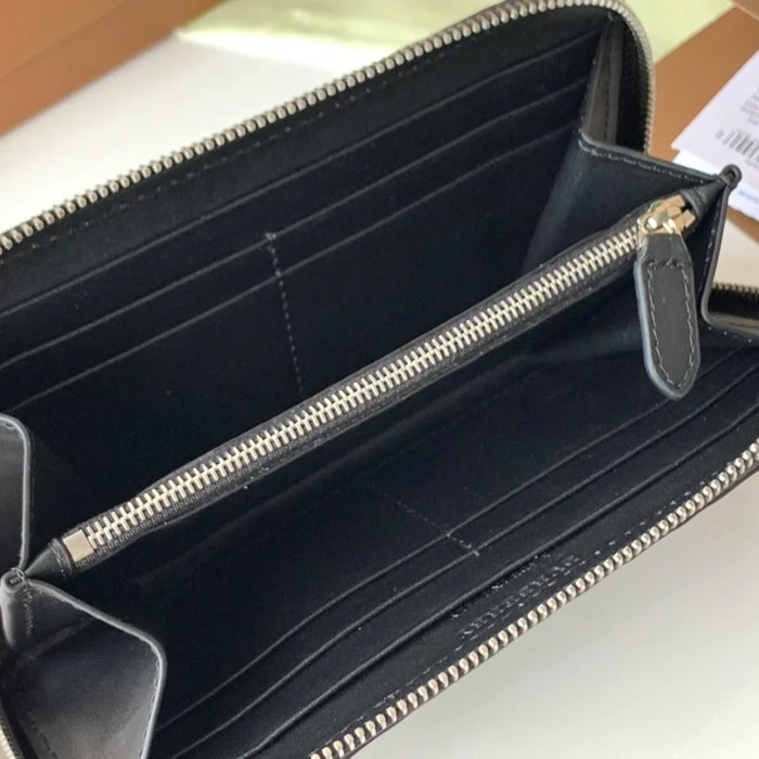 BURBERRY TBプレスレザージップポーチ サイズ:19x10x2.5cm