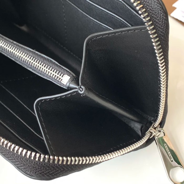 BURBERRY TBプレスレザージップポーチ サイズ:19x10x2.5cm