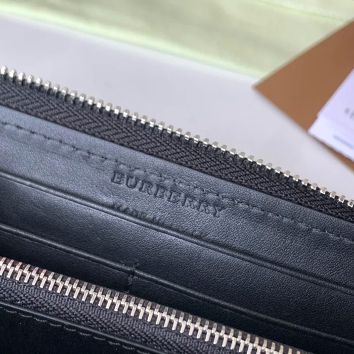 BURBERRY TBプレスレザージップポーチ サイズ:19x10x2.5cm