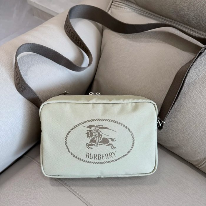 BURBERRY 3881 斜め掛け サイズ:26.5x18cm