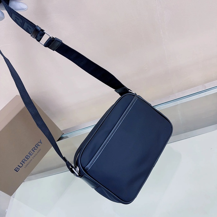 BURBERRY ECONYL素材斜め掛け サイズ:22.5x16x6.5cm