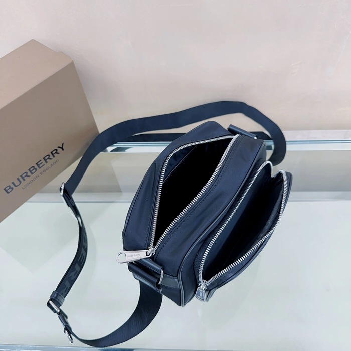BURBERRY ECONYL素材斜め掛け サイズ:22.5x16x6.5cm