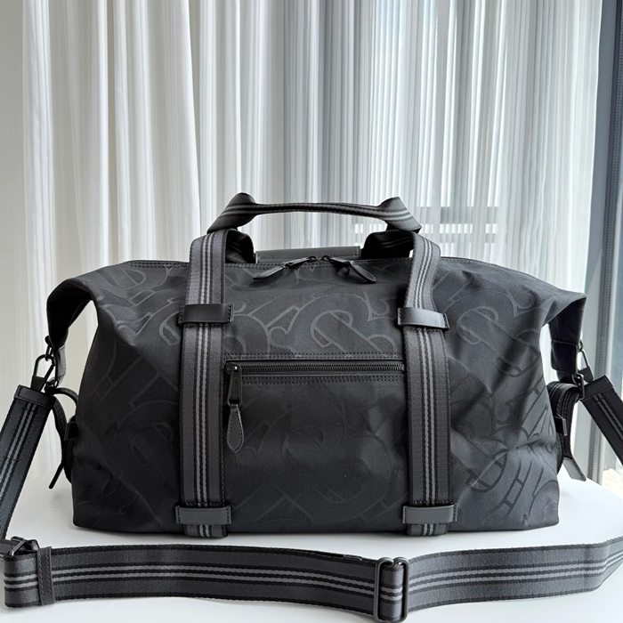 BURBERRY ナイロントラベルバッグ ニューTB素材 サイズ:50x29x19cm