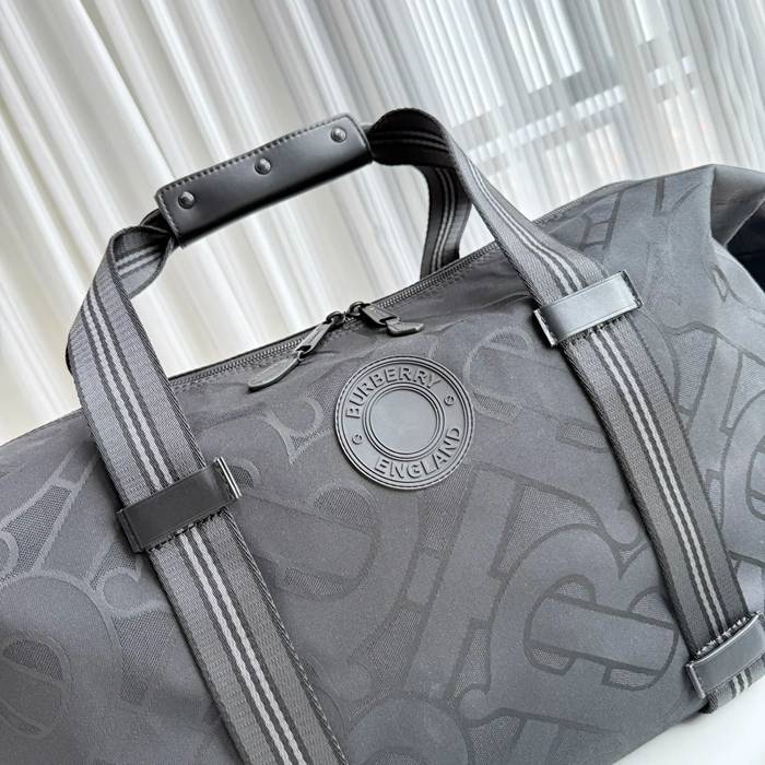 BURBERRY ナイロントラベルバッグ ニューTB素材 サイズ:50x29x19cm
