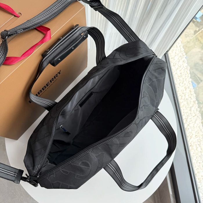 BURBERRY ナイロントラベルバッグ ニューTB素材 サイズ:50x29x19cm