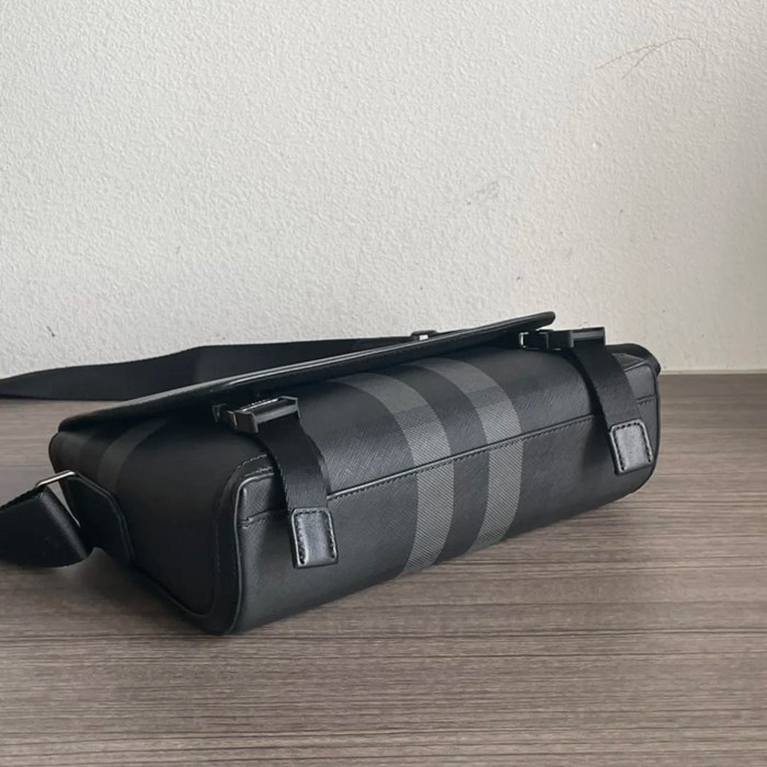 BURBERRY チャコールチェックメッセンジャー サイズ:29x17.5x8.5cm