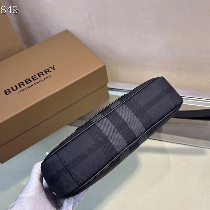 BURBERRY 新作厚手ハンドバッグ サイズ:26x16cm
