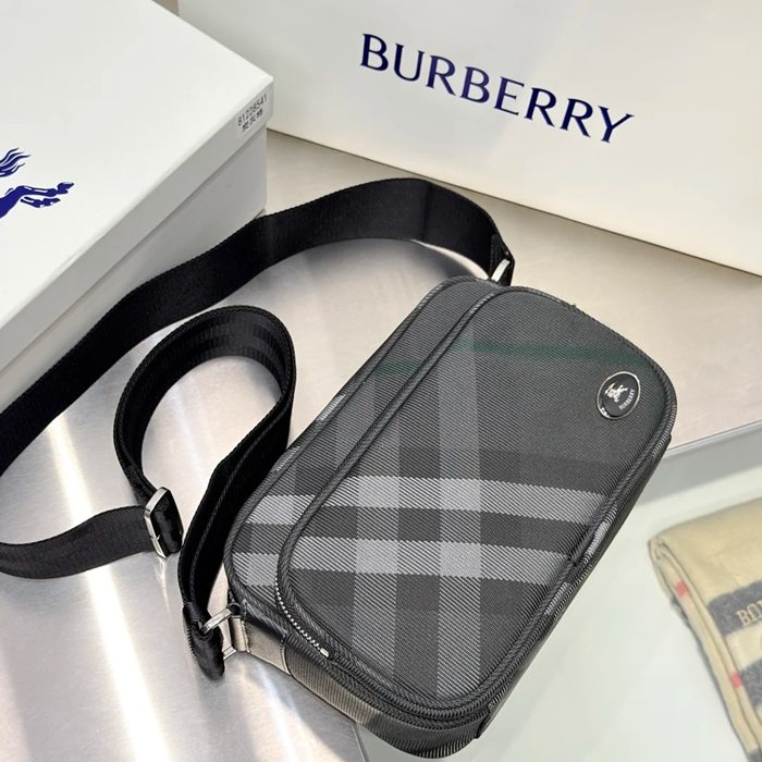 BURBERRY 8541 リブナイロン斜め掛け ナイトロゴ サイズ:26x17cm