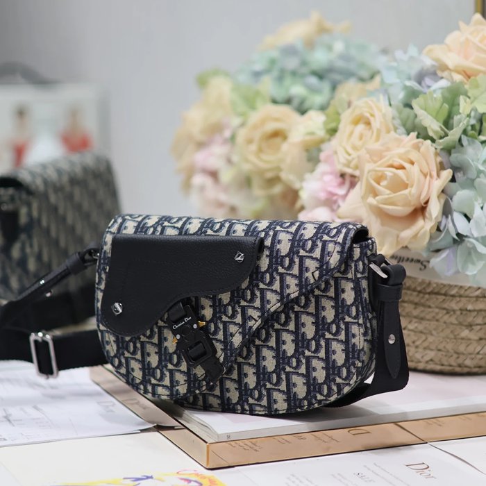 DIOR 325 プリント牛皮サドルフラップメッセンジャー 青布 サイズ:24x16.5x5.5cm