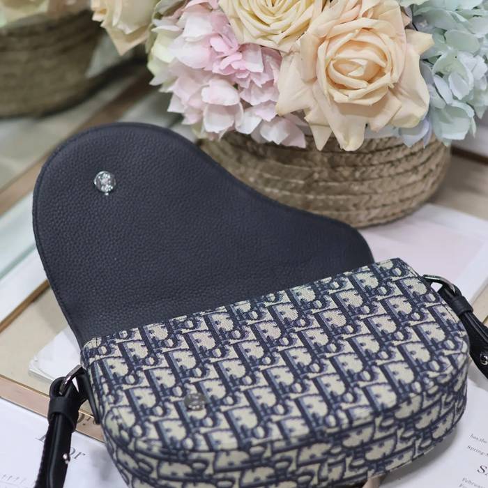 DIOR 325 プリント牛皮サドルフラップメッセンジャー 青布 サイズ:24x16.5x5.5cm