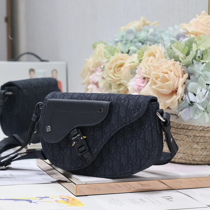 DIOR 325 プリント牛皮サドルフラップメッセンジャー 黒布 サイズ:24x16.5x5.5cm