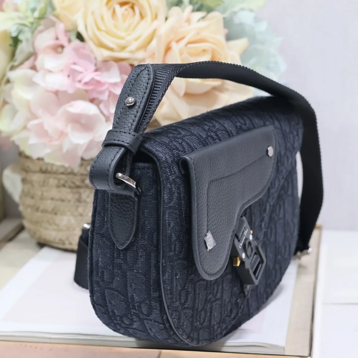 DIOR 325 プリント牛皮サドルフラップメッセンジャー 黒布 サイズ:24x16.5x5.5cm