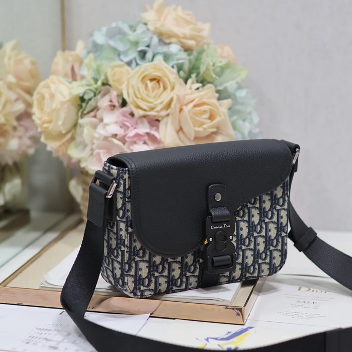 DIOR 049 プリント牛皮サドルフラップメッセンジャー 青布 サイズ:23x17cm