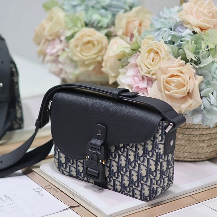 DIOR 049 プリント牛皮サドルフラップメッセンジャー 青布 サイズ:23x17cm
