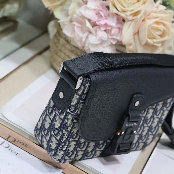 DIOR 049 プリント牛皮サドルフラップメッセンジャー 青布 サイズ:23x17cm