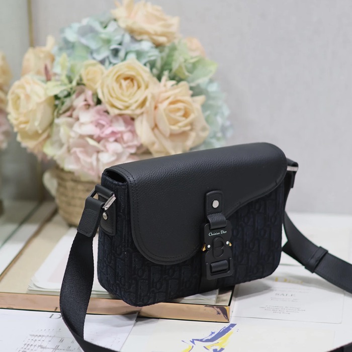 DIOR 049 プリント牛皮サドルフラップメッセンジャー 黒布 サイズ:23x17cm