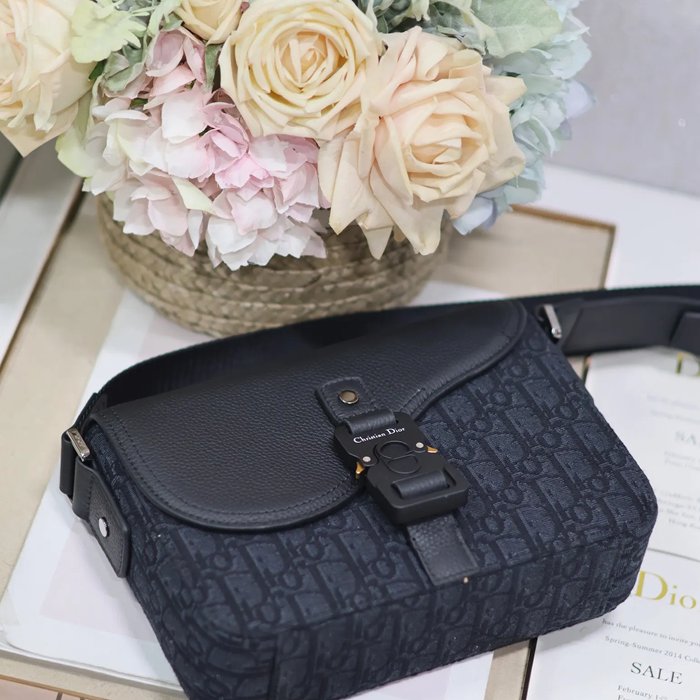 DIOR 049 プリント牛皮サドルフラップメッセンジャー 黒布 サイズ:23x17cm