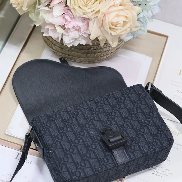 DIOR 049 プリント牛皮サドルフラップメッセンジャー 黒布 サイズ:23x17cm