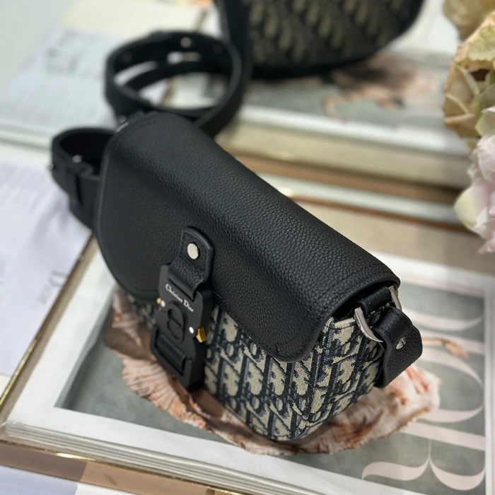 DIOR 435 プリント牛皮サドルフラップメッセンジャー 青布 サイズ:20x13.5x5.5cm