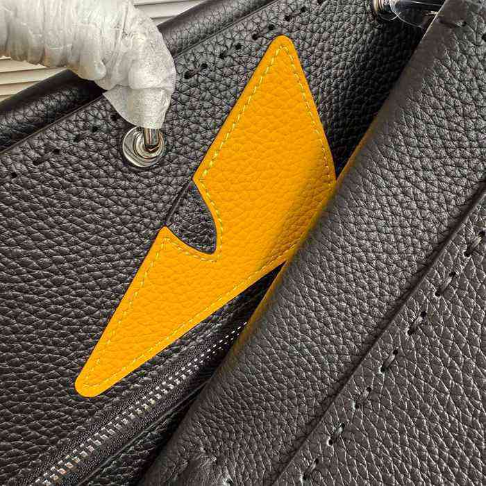 FENDI 牛皮荔枝紋斜め掛け サイズ:38x33x16cm