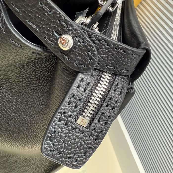 FENDI 牛皮荔枝紋斜め掛け サイズ:38x33x16cm
