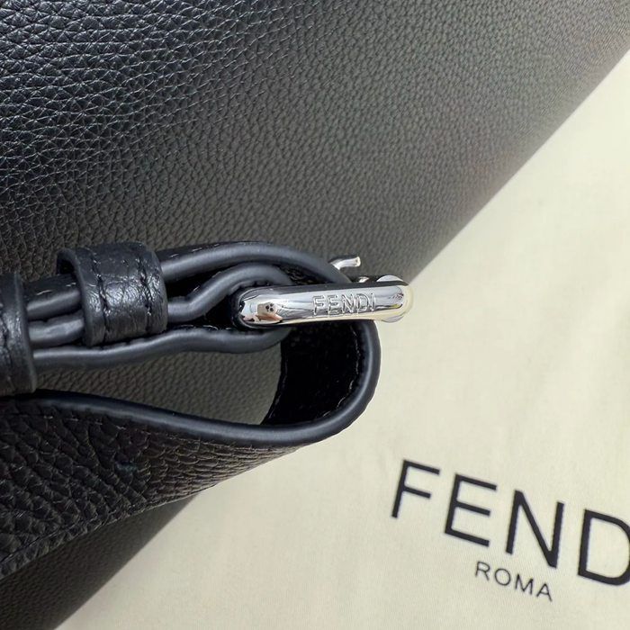 FENDI 牛皮荔枝紋斜め掛け サイズ:38x33x16cm