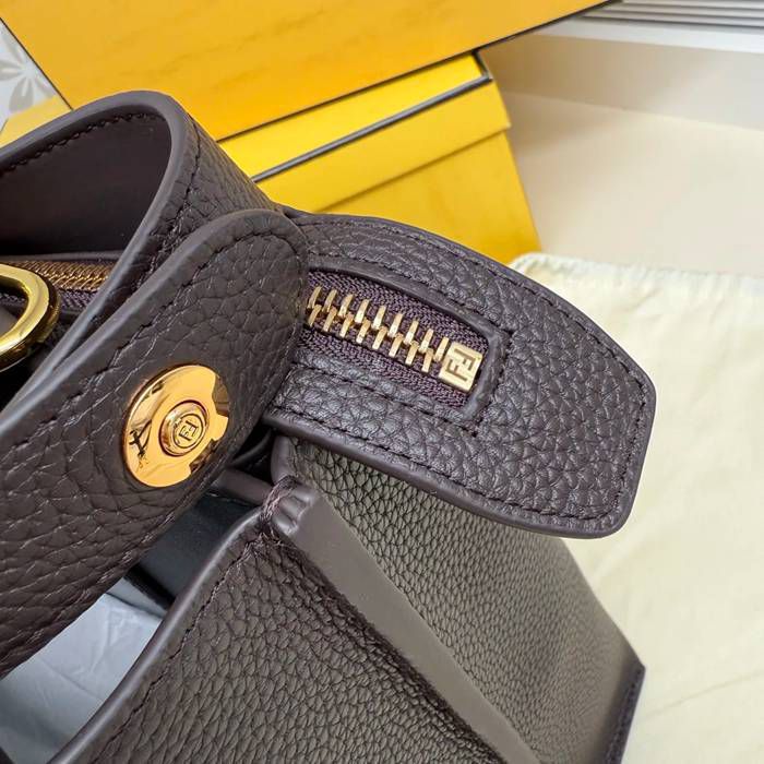 FENDI 7vA476 牛皮荔枝紋斜め掛け サイズ:41x34x12cm