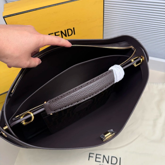 FENDI 7vA476 牛皮荔枝紋斜め掛け サイズ:41x34x12cm