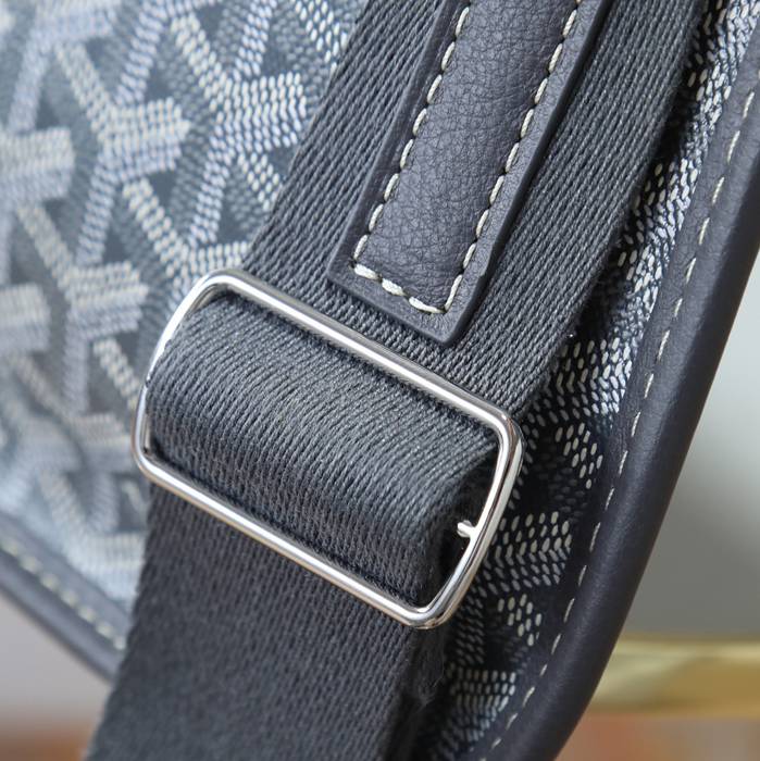 GOYARD クルシエメッセンジャー グレー サイズ:32x25cm