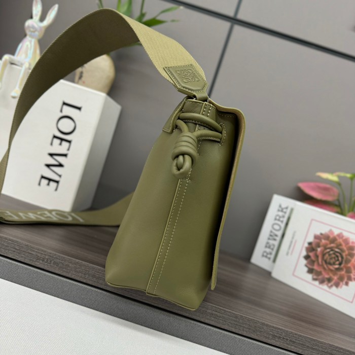 LOEWE 062404A 光沢牛皮革 フラメンコ サイズ:34x24x12cm