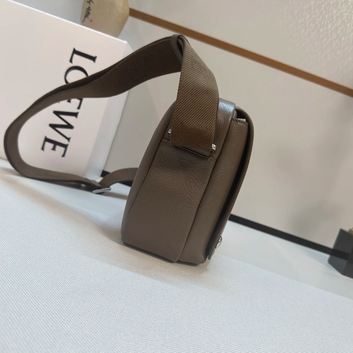 LOEWE 652441 小ペブルメッセンジャー サイズ:23x18cm