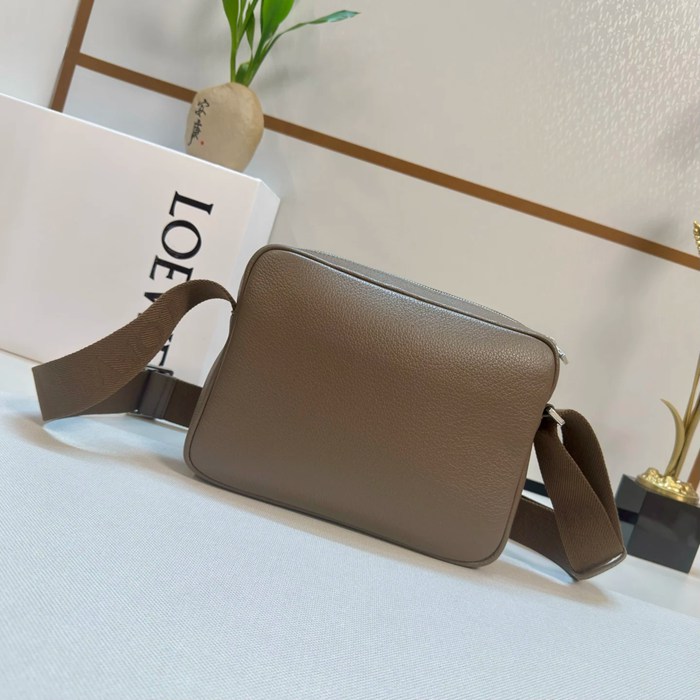 LOEWE 652441 小ペブルメッセンジャー サイズ:23x18cm