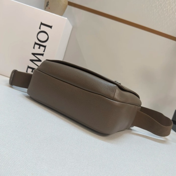 LOEWE 652441 小ペブルメッセンジャー サイズ:23x18cm