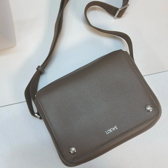 LOEWE 652441 小ペブルメッセンジャー サイズ:23x18cm