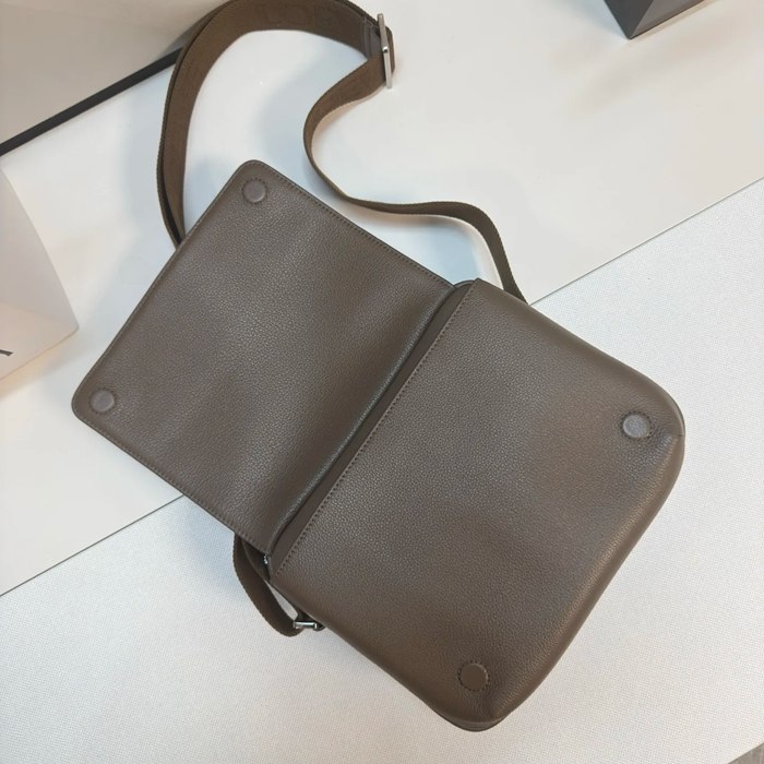 LOEWE 652441 小ペブルメッセンジャー サイズ:23x18cm
