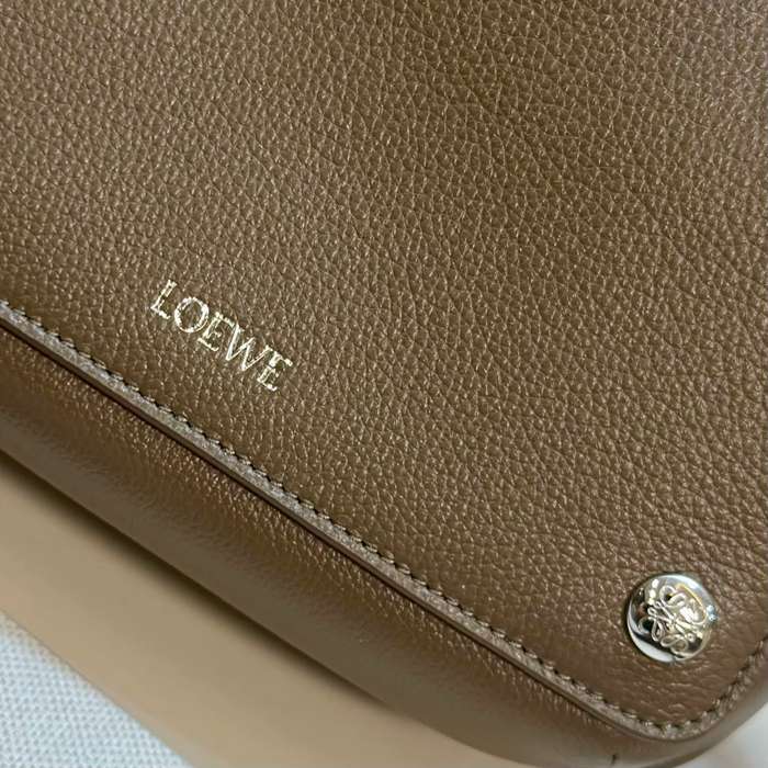 LOEWE 652441 小ペブルメッセンジャー サイズ:23x18cm