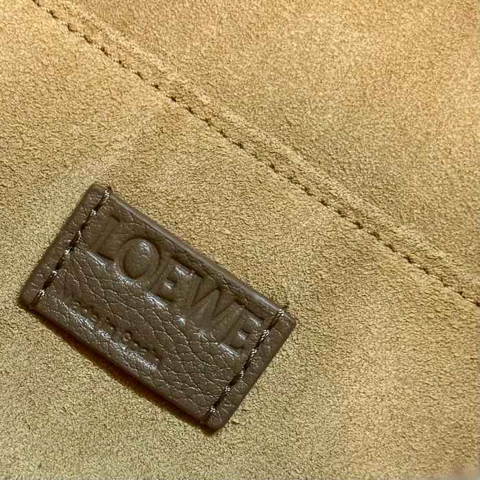 LOEWE 652441 小ペブルメッセンジャー サイズ:23x18cm