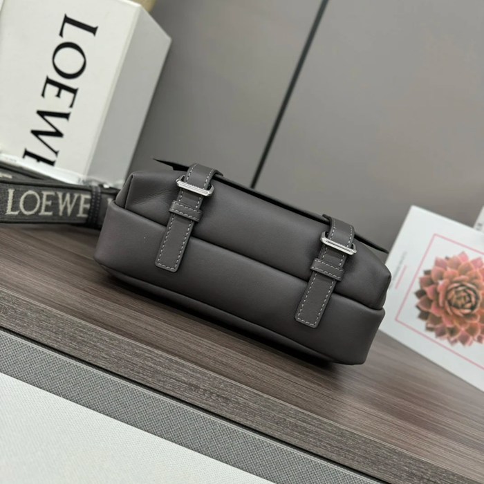 LOEWE 11388 軍用メッセンジャー サイズ:24.5x18x10.5cm