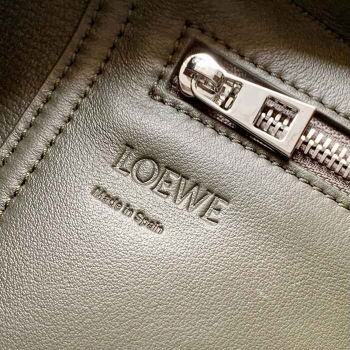 LOEWE 9059 光沢柔らか牛皮革 フラメンコ サイズ:34x24x12cm