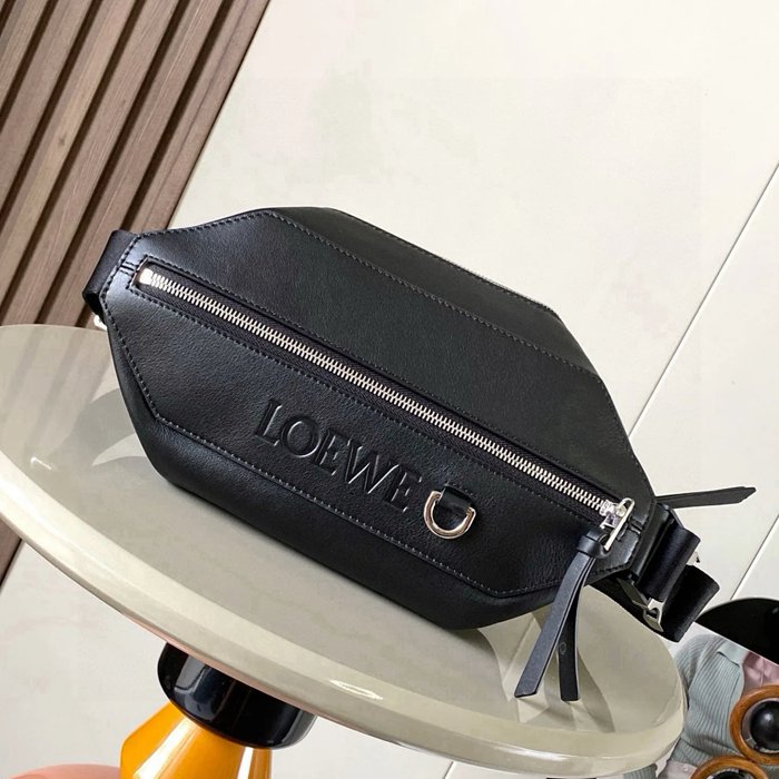 LOEWE 9074 牛皮革変形スリング 黒 サイズ:32.5x12.3cm