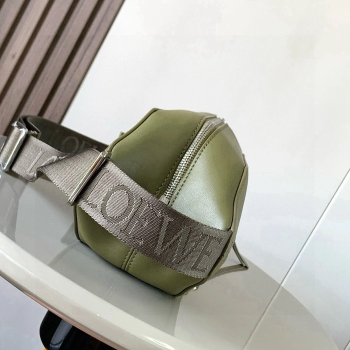 LOEWE 9074 牛皮革変形スリング オリーブ灰 サイズ:32.5x12.3cm