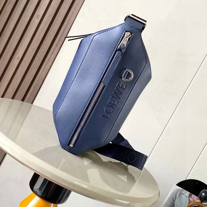 LOEWE 9074 牛皮革変形スリング 海軍藍 サイズ:32.5x12.3cm